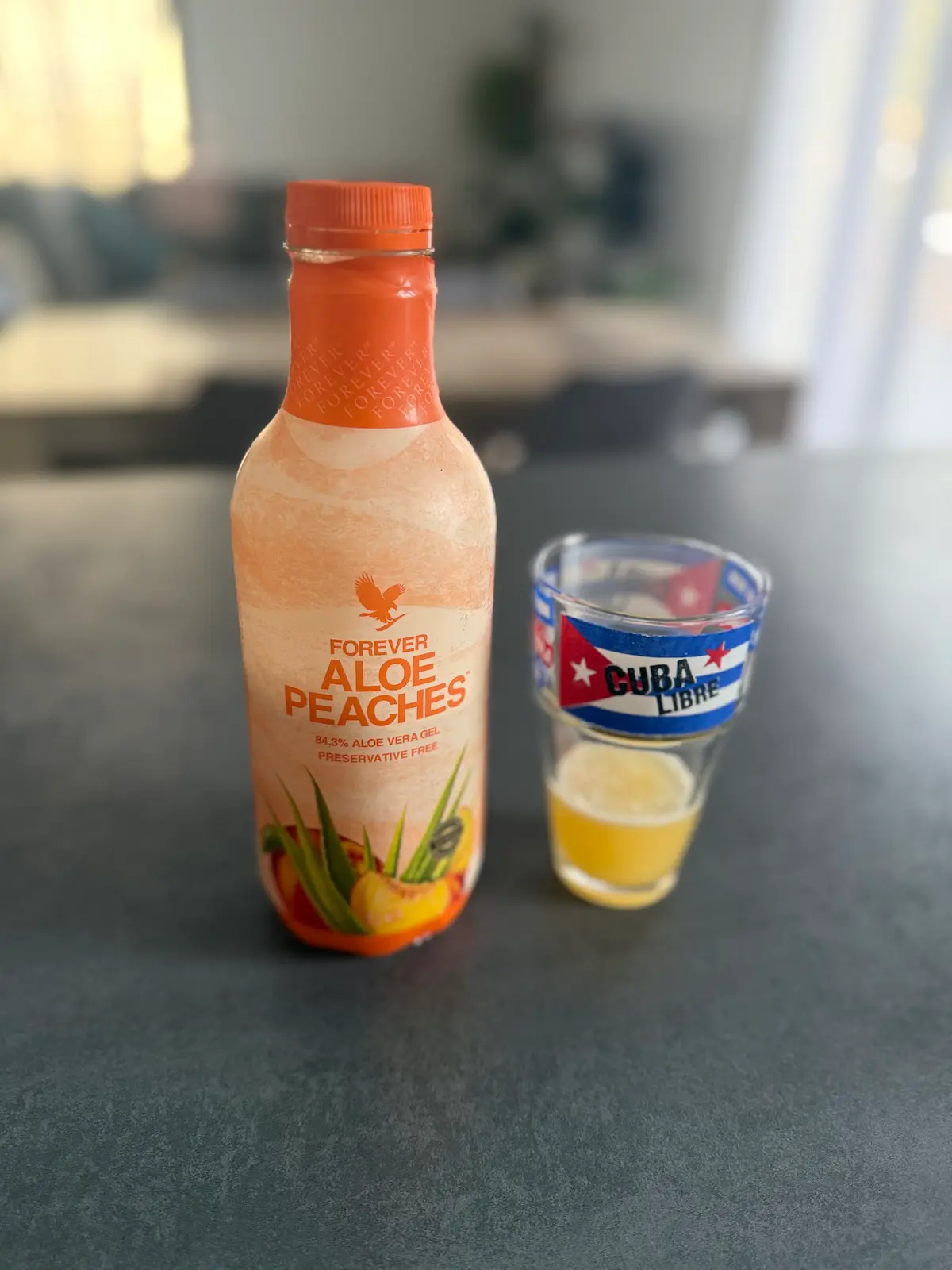 Verre de pulpe d'aloe vera au petit-déjeuner, le lendemain du programme C9