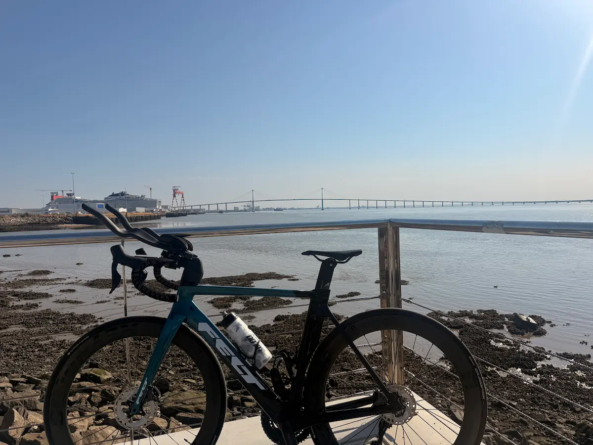 Vélo de route devant le pont de Saint-Nazaire, sortie du jour 2 du C9